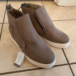 NWT Wedge booties